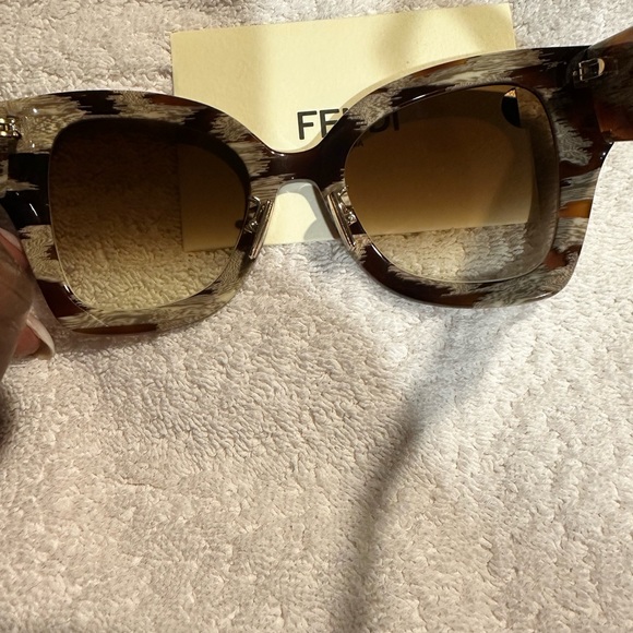 Fendi Roma Sunglasses Excellent condition - Picture 6 of 7